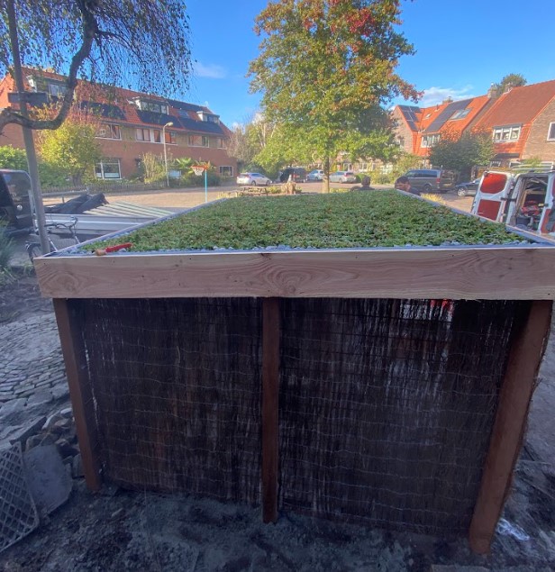 Sedumdak op fietsenstalling