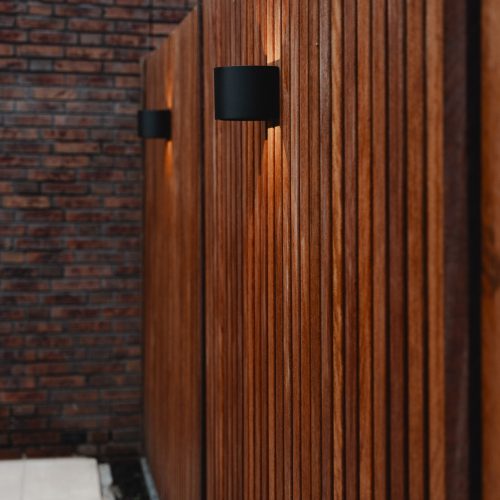 Hardhouten schutting met buitenlampen Hardhouten schutting met buitenlampen