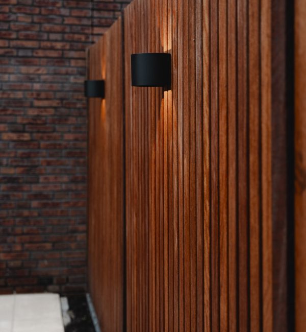 Hardhouten schutting met buitenlampen