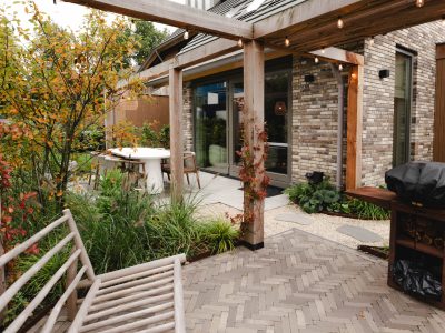 houten pergola met klimplant