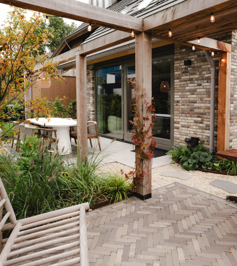 houten pergola met klimplant